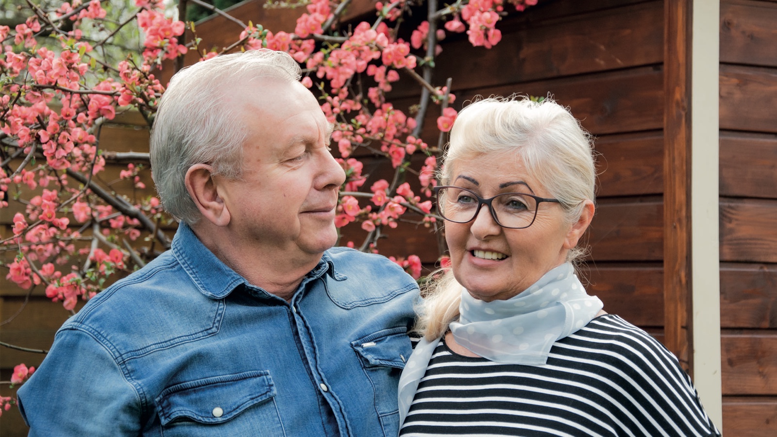 Älteres Ehepaar im Garten